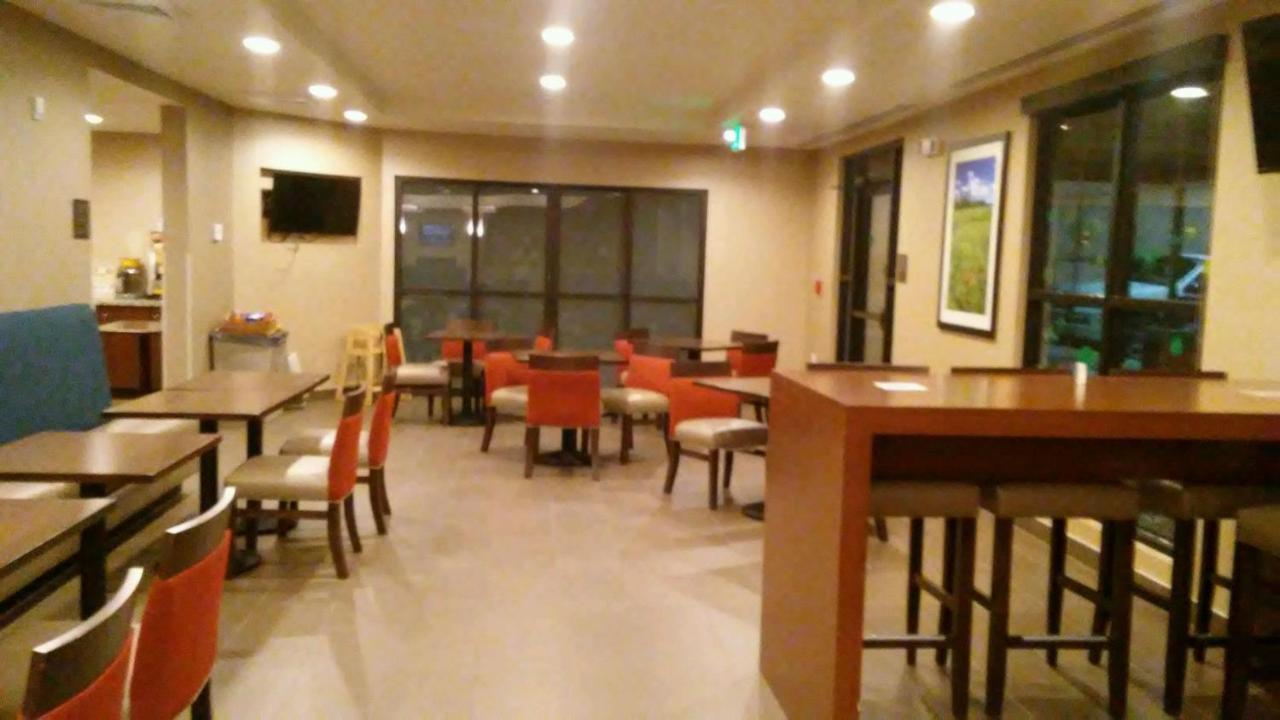 Heartland Inn And Suites 휘트랜드 외부 사진